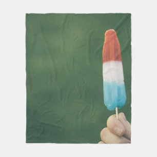 Person, die Eis Pop hält Fleecedecke