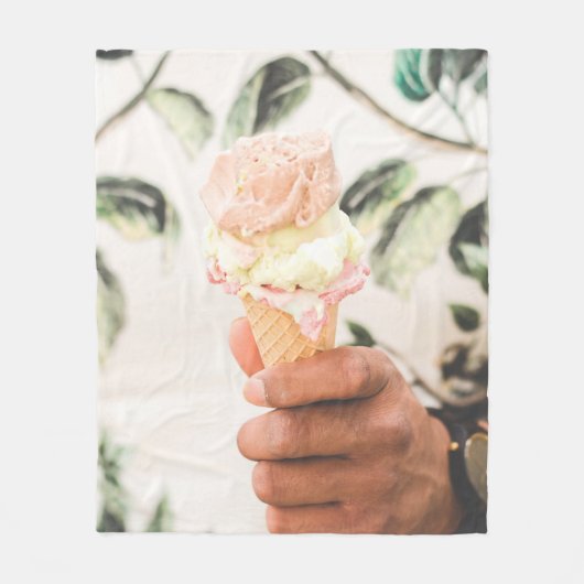 Person, die Eistüte mit drei Geschmacksrichtungen Fleecedecke (Vorderseite)