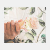 Person, die Eistüte mit drei Geschmacksrichtungen  Fleecedecke (Vorderseite (Horizontal))