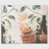 Person, die Eistüte mit drei Geschmacksrichtungen  Geschenkpapier (Flach)