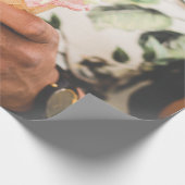 Person, die Eistüte mit drei Geschmacksrichtungen  Geschenkpapier (Ecke)