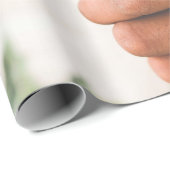 Person, die Eistüte mit drei Geschmacksrichtungen  Geschenkpapier (Rolleneckpunkt)