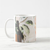 Person, die Eistüte mit drei Geschmacksrichtungen  Kaffeetasse (Links)