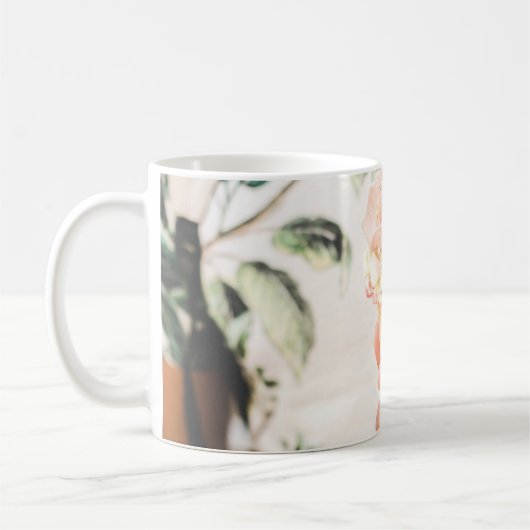 Person, die Eistüte mit drei Geschmacksrichtungen Kaffeetasse (Links)