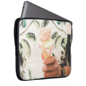 Person, die Eistüte mit drei Geschmacksrichtungen Laptopschutzhülle (Vorne Rechts)