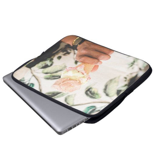 Person, die Eistüte mit drei Geschmacksrichtungen Laptopschutzhülle (Vorne Knopf)
