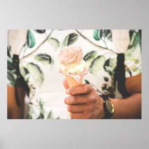 Person, die Eistüte mit drei Geschmacksrichtungen Poster