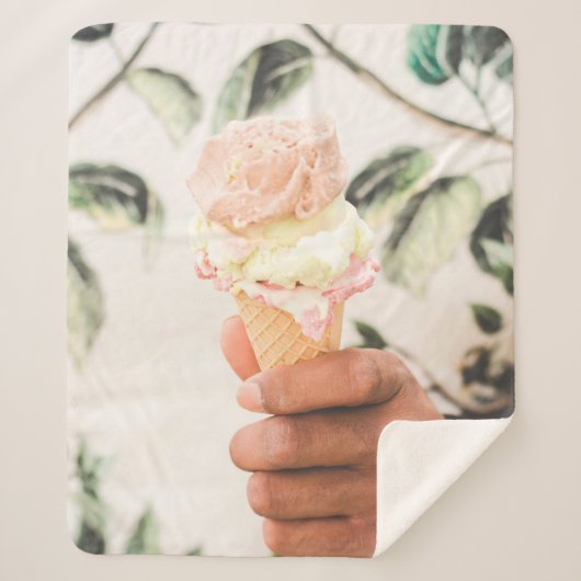 Person, die Eistüte mit drei Geschmacksrichtungen Sherpadecke (Vorderseite)