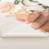 Person, die Eistüte mit drei Geschmacksrichtungen Sherpadecke (3/4)