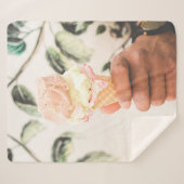 Person, die Eistüte mit drei Geschmacksrichtungen Sherpadecke (Vorderseite (Horizontal))