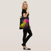 PERSON, DIE FARBIERTES PULVER GREIFT TASCHE (Am Model)