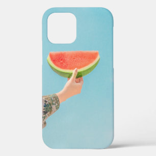 Person, die geschnittene Wassermelone hält iPhone 12 Hülle