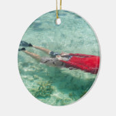 Person, die im klaren Wasser schnorchelt Keramik Ornament (Links)