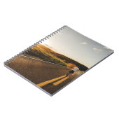 Person, die morgens auf der Straße läuft Notizblock (Linke Seite)