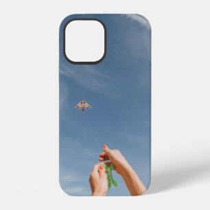 Person, die morgens Drachen fliegt iPhone 12 Hülle