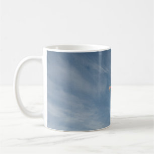 Person, die morgens Drachen fliegt Kaffeetasse