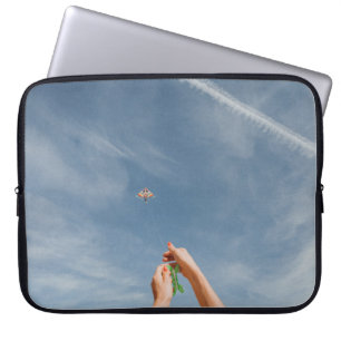 Person, die morgens Drachen fliegt Laptopschutzhülle
