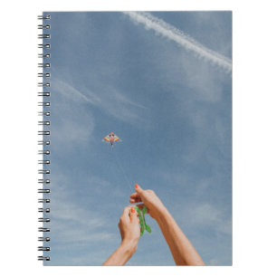 Person, die morgens Drachen fliegt Notizblock