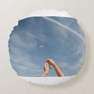 Person, die morgens Drachen fliegt Rundes Kissen