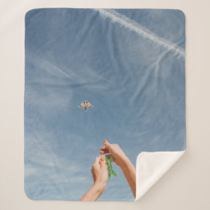 Person, die morgens Drachen fliegt Sherpadecke