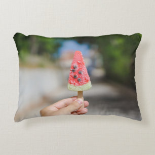 Person, die morgens Popsicle hält Dekokissen