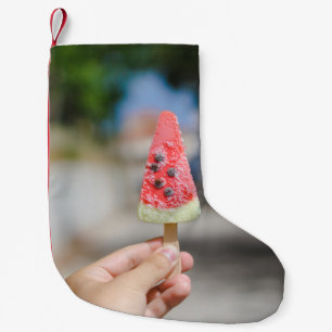 Person, die morgens Popsicle hält Kleiner Weihnachtsstrumpf