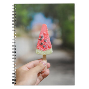 Person, die morgens Popsicle hält Notizblock