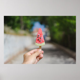 Person, die morgens Popsicle hält Poster