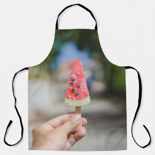 Person, die morgens Popsicle hält Schürze