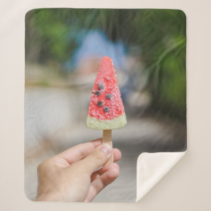 Person, die morgens Popsicle hält Sherpadecke