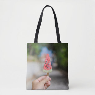 Person, die morgens Popsicle hält Tasche