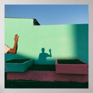Person, die Schatten auf aquamarine Wandfarbe refl Poster