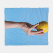 Person, die Zitrone hält Fleecedecke (Vorderseite (Horizontal))