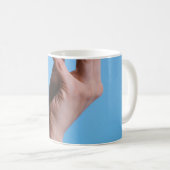 Person, die Zitrone hält Kaffeetasse (VorderseiteRechts)