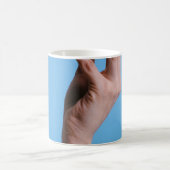 Person, die Zitrone hält Kaffeetasse (Mittel)