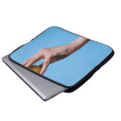 Person, die Zitrone hält Laptopschutzhülle (Vorne Knopf)