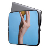 Person, die Zitrone hält Laptopschutzhülle (Vorderseite Links)
