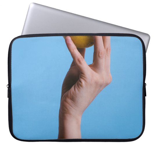 Person, die Zitrone hält Laptopschutzhülle (Vorderseite)