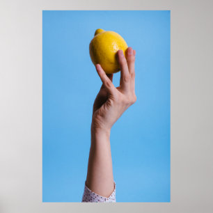 Person, die Zitrone hält Poster