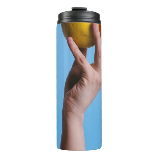 Person, die Zitrone hält Thermosbecher (Vorderseite)