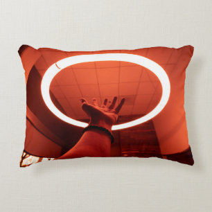 PERSON ERREICHT RUNDE-AUF-FLUORESCENT LAMP I DEKOKISSEN