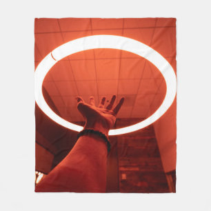 PERSON ERREICHT RUNDE-AUF-FLUORESCENT LAMP I FLEECEDECKE