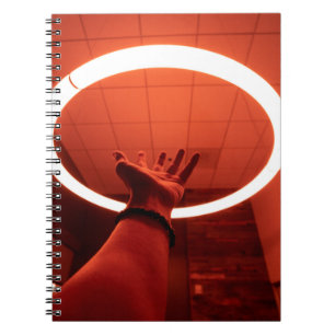 PERSON ERREICHT RUNDE-AUF-FLUORESCENT LAMP I NOTIZBLOCK