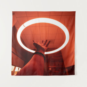 PERSON ERREICHT RUNDE-AUF-FLUORESCENT LAMP I WANDTEPPICH