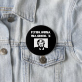 Person. Frau. Mann. Kamera. TV. Anti-Trump Button (Beispiel)