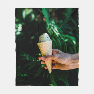 Person holding ice cream fleecedecke
