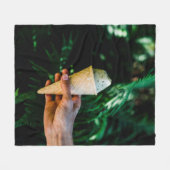 Person holding ice cream fleecedecke (Vorderseite (Horizontal))