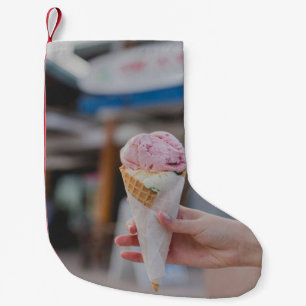 Person holding strawberry ice cream kleiner weihnachtsstrumpf