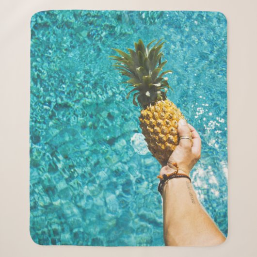 Person holding yellow pineapple sherpadecke (Vorderseite)