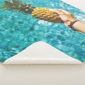 Person holding yellow pineapple sherpadecke (3/4)